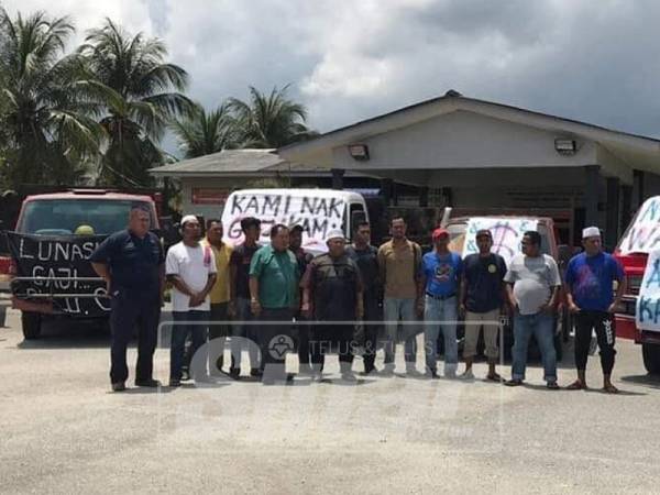 Sebahagian daripada kontraktor di Kemahang 2 di Kelantan yang mengadakan mogok baru-baru ini.
