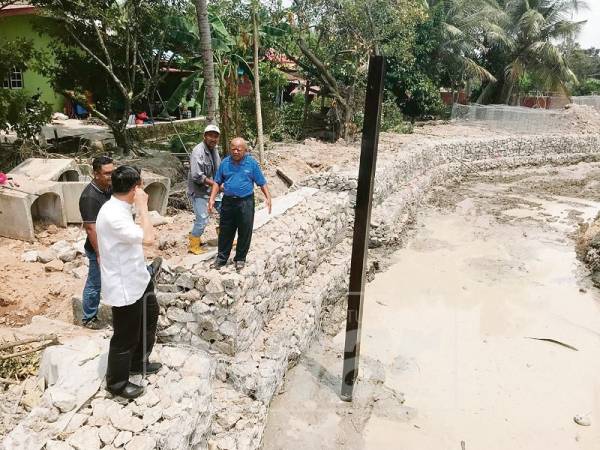 Fort Ping (kiri) ketika melihat kerja-kerja pemasangan gabion di Sungai Ulu Duyong.