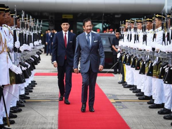 Sultan Brunei Darussalam Sultan Hassanal Bolkiah berangkat pulang selepas mengakhiri lawatan kerja selama dua hari ke Malaysia di Pengkalan Udara TUDM Subang hari ini. - Foto Bernama