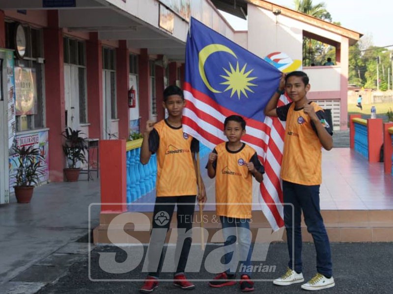 Adik (tengah) bersama Mohd Arif(kiri) dan abangnya, Iskandar Zulkarnain bakal memikul hasrat negara meraih sekurang-kurangnya satu pingat emas dalam Kejohanan Muay Thai Sedunia di Pattaya, Thailand bermula 7-18 Mac ini.