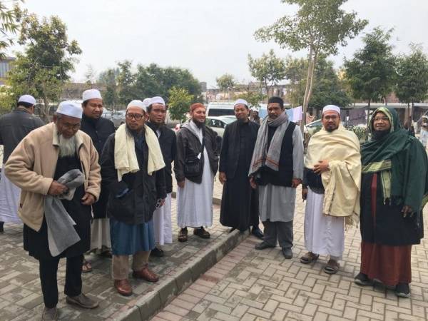 Pinta merakamkan gambar kenangan mereka ketika berada di Lahore, Pakistan.