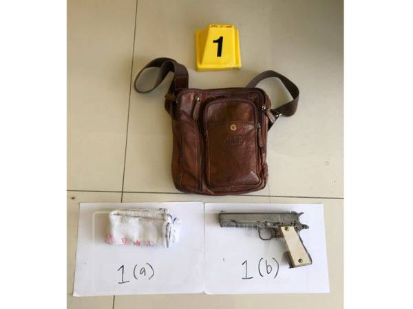 Sepucuk pistol yang dirampas dari suspek.