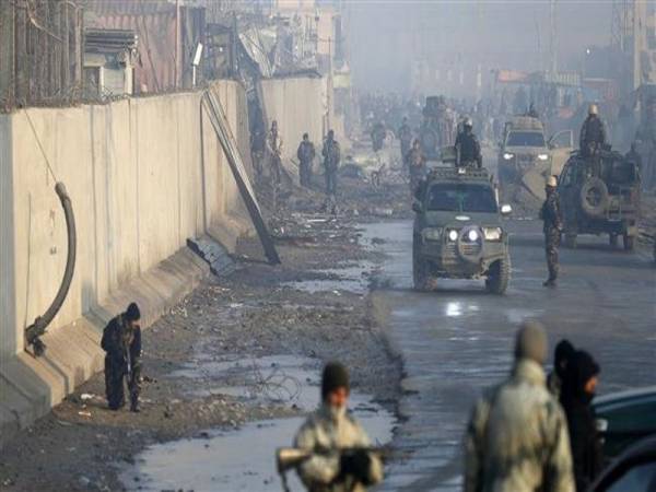 Pasukan keselamatan Afghanistan melakukan rondaan di tapak serangan.