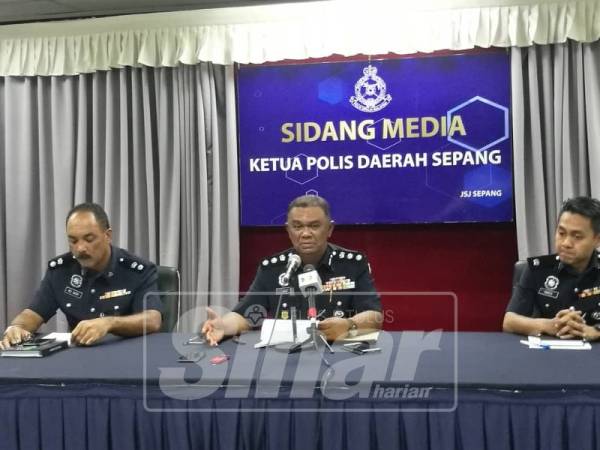 Abdul Aziz (tengah) pada sidang media di IPD Sepang, hari ini.