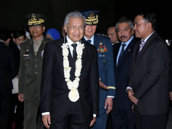 Perdana Menteri Malaysia, Tun Dr Mahathir Mohamad diiringi oleh Ketua Umum Leftenan Jeneral Rozzano D. Briguez ketika tiba di Bulwagang Kalayaan, Villamor Air Base malam ini. Foto: Bernama