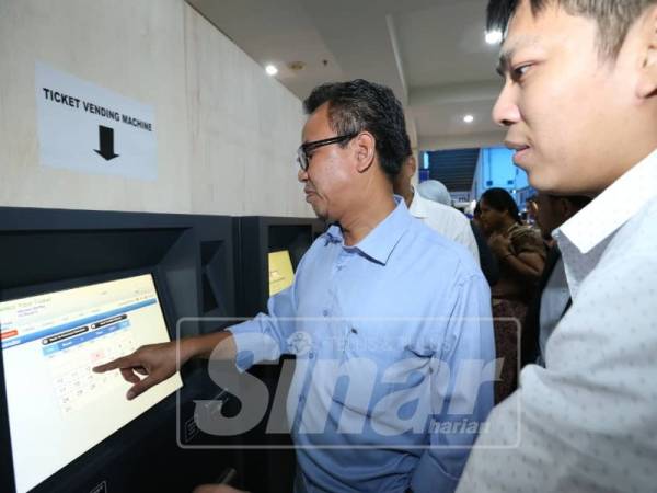 Mohd Sofi (dua,kanan) memantau sistem CTS yang mula dilaksanakan di Melaka Sentral 1 Mac lalu.