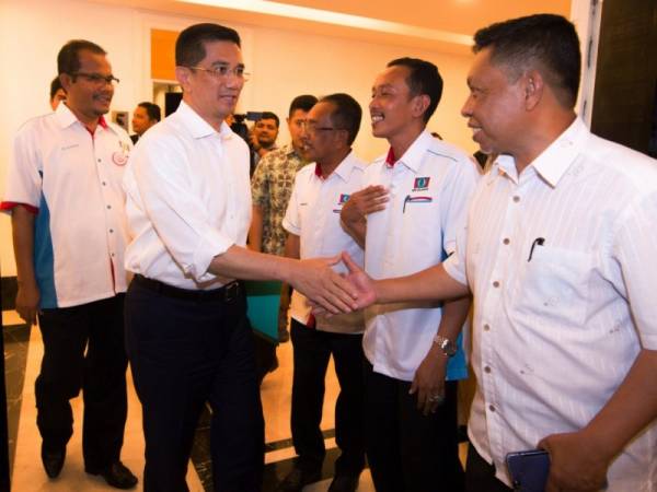 Menteri Hal Ehwal Ekonomi Datuk Seri Mohamed Azmin Ali (dua, kiri) merangkap Pengerusi Majlis Tindakan Negeri (MTNg) Kelantan hadir pada majlis Jamuan Teh Timbalan Presiden Keadilan Bersama Pimpinan Negeri Kelantan sempena lawatan kerja tiga hari beliau di Kelantan bermula hari ini. - Foto Bernama