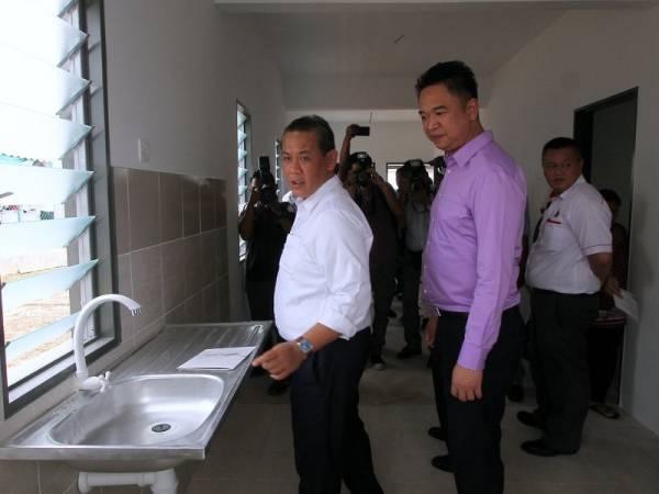 Menteri Besar, Datuk Seri Aminuddin Harun (kiri) meninjau di dalam rumah mampu milik Type A di Taman Bukit Sarimban, hari ini. Foto: Bernama