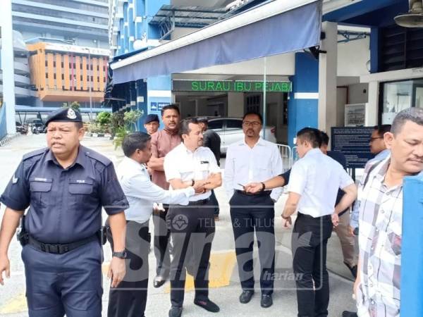 Pemuda UMNO, Pas, MCA dan MIC membuat laporan polis di Ibu Pejabat Polis Daerah Dang Wangi, Kuala Lumpur.
