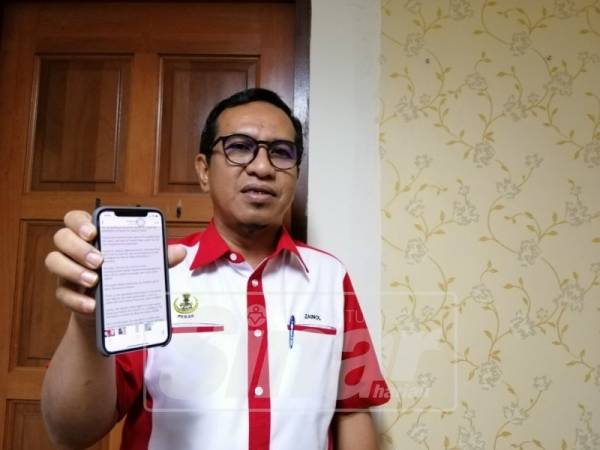 Zainol Fadzi menunjukkan dakwaan tular mengenai wujud perbincangan mengenai peralihan pentadbiran antara beliau dengan BN.