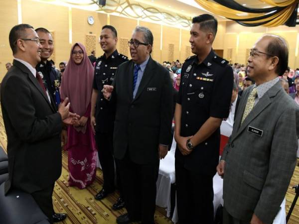 Ketua Setiausaha Kementerian Komunikasi dan Multimedia (KKMM) Datuk Dr Mohd Ali Mohamad Nor (tiga, kanan) beramah mesra bersama penceramah jemputan pada Majlis Perasmian Taklimat Kesedaran Pencegahan Jenayah Siber & Antipemerdagangan Orang di Dewan KKMM hari ini.
Turut kelihatan Setiausaha Bahagian Kanan (Pengurusan) KKMM Datuk Samsuni Mohd Nor (kiri) dan Setiausaha Bahagian Komunikasi Strategik KKMM Datuk Almain Ajirul (kanan).- Foto Bernama