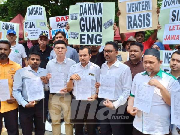 Wakil parti berhimpun di Ibu Pejabat Polis Daerah Dang Wangi.