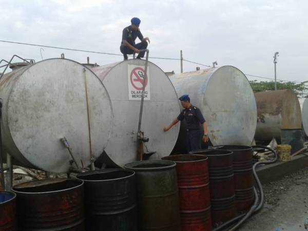 8,200 liter diesel ditemui dalam tangki dan tong drum. -FOTO: Ihsan KPDNHEP Negeri Sembilan