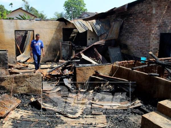 Mohd Khairul melihat rumah sewanya musnah terbakar.