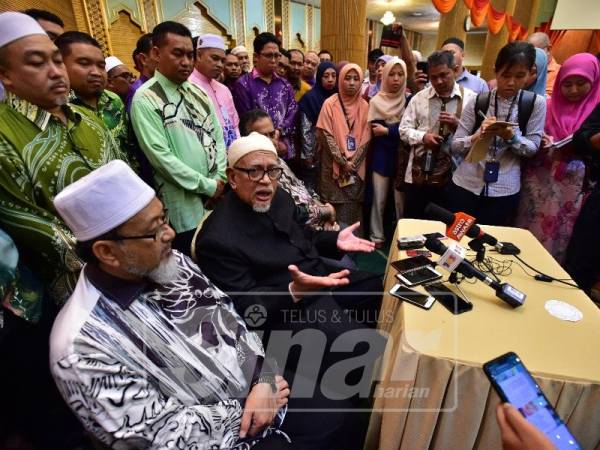 Abdul Hadi (dua kiri) ketika sidang media selepas menyampaikan kuliah bulanan di Wisma Darul Iman, di sini, hari ini.