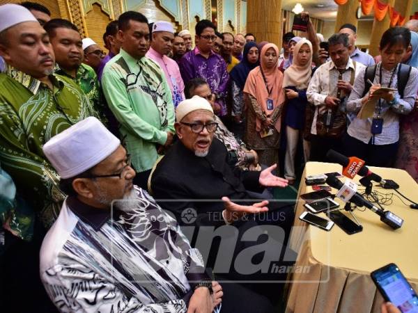 Abdul Hadi ketika sidang media selepas menyampaikan kuliah bulanan di Wisma Darul Iman, hari ini.