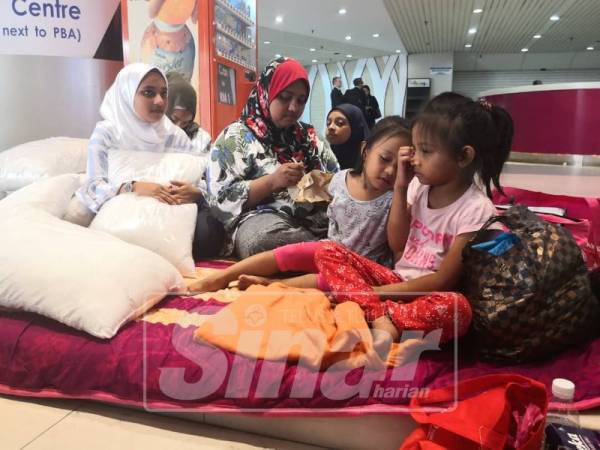 Nazimah bersama anak-anaknya terpaksa bermalam di kaki lima Komtar selepas rumah mereka dikunci.