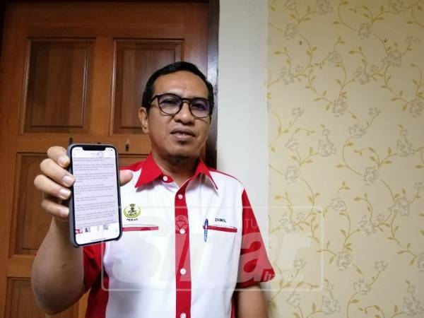 Zainol Fadzi menunjukkan dakwaan tular mengenai wujud perbincangan mengenai peralihan pentadbiran antara beliau dengan BN.