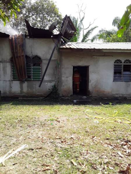 Keadaan rumah berkenaan selepas api dipadamkan pihak bomba.