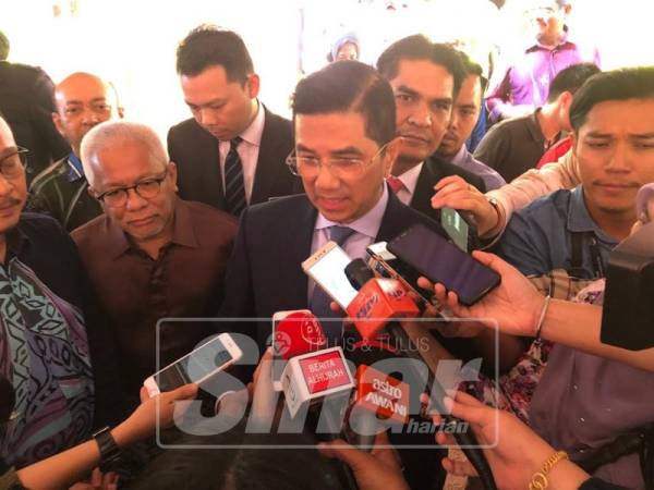 Azmin (tengah) ketika sidang media di UMK di sini.