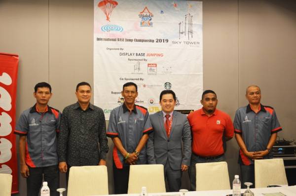 Mohd Noorizan (tiga, kiri) bersama penganjur selepas sidang media 'International Base Jump Championship 2019' di Hotel Swiss Garden, pagi tadi.