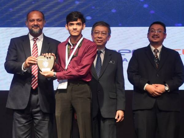 Gobind Singh Deo (kiri) menyampaikan anugerah ‘Most Valuable Player- Cyber Heroes Competition 2019’ kepada Imran Esack Dawoodjee dari Asia Pasific University of Technology and Innovation Majlis Penutup Sambutan Hari Keselamatan Internet 2019 Edisi Malaysia hari ini. Foto: Bernama