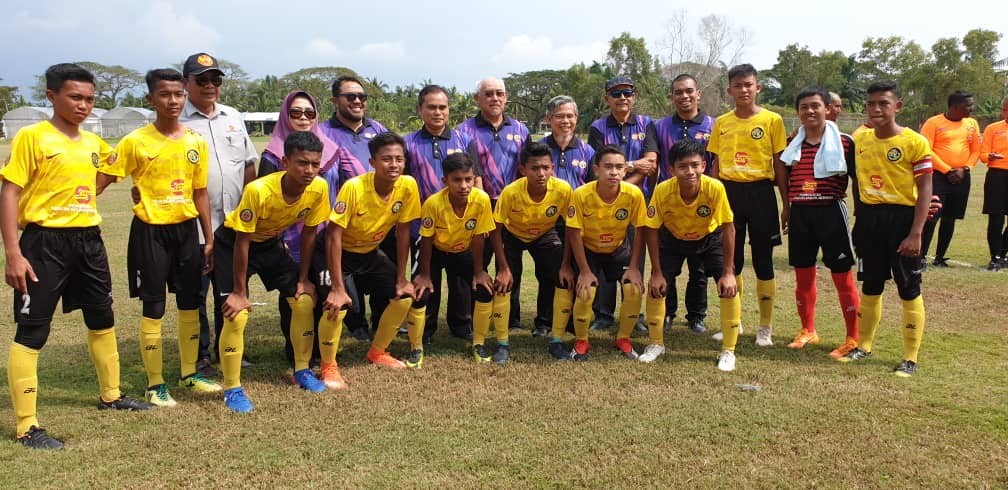 Emran (enam, kanan) merakam gambar bersama pemain yang menyertai kejohanan terbabit.