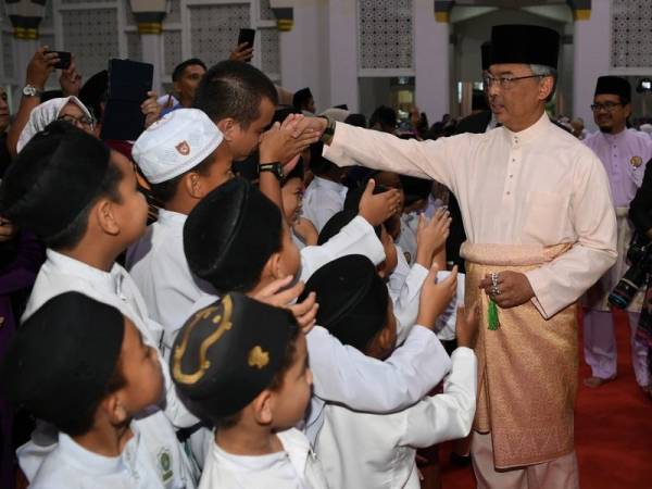 Yang di-Pertuan Agong Al-Sultan Abdullah Ri'ayatuddin Al-Mustafa Billah Shah berkenan bersalaman dengan orang ramai ketika tiba untuk Majlis Bacaan Yasin,Tahlil dan Tazkirah di Masjid Bandaraya Kota Kinabalu hari ini. Foto: Bernama