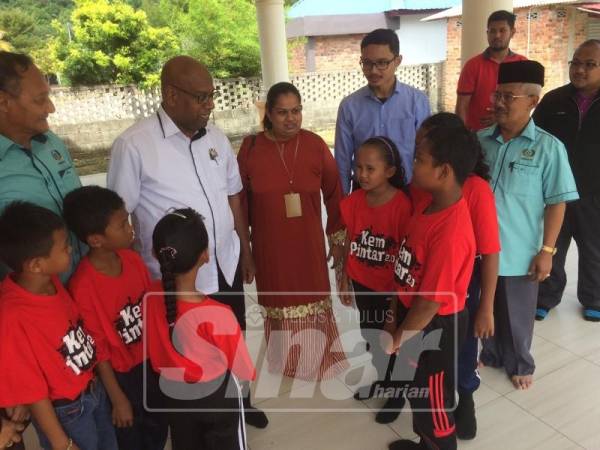 Ramakrishnan (dua, kiri) ketika beramah mesra bersama pelajar orang asli dalam Program Kem Pintar 2.0 di Kem Teluk Gorek.
