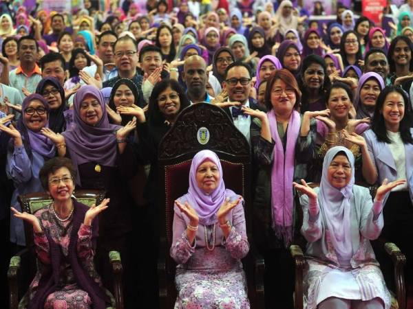 Isteri Yang Dipertua Negeri Pulau Pinang Toh Puan Majimor Shariff (tengah) bergambar bersama orang ramai selepas merasmikan majlis sambutan Hari Wanita Sedunia bertemakan 'Seimbang Untuk Sejahtera' di Pusat Konvensyen Arena Seberang Perai hari ini.Turut hadir Menteri Perumahan dan Kerajaan Tempatan Zuraida Kamaruddin (duduk, kanan).- Foto Bernama