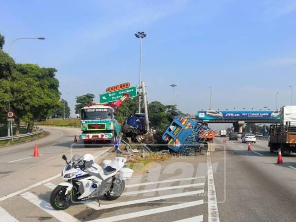 Kemalangan menyebabkan pemandu treler terbabit maut di lokasi kejadian.
