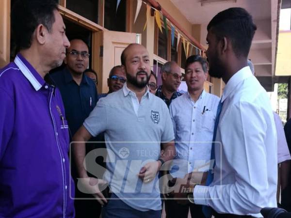 Mukhriz (tengah) beramah mesra dengan sebahagian bekas murid SK Iskandar.