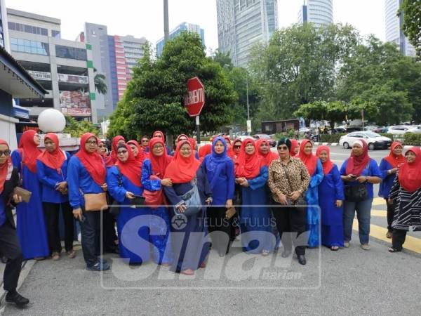 Noraini (tengah) bersama wanita Umno hadir di IPD Dang Wangi.