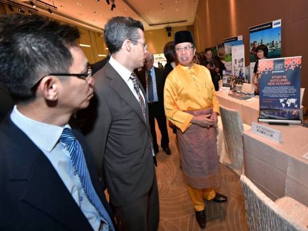 Ketua Menteri Sarawak, Datuk Patinggi Abang Johari Tun Openg mendengar penjelasan Pesuruhjaya Tinggi New Zealand ke Malaysia, Hunter Nottage (dua, kiri) ketika melawat gerai pameran pendidikan tinggi universiti di New Zeand pada perasmian 'Sin Chew Education Fair 2019' yang menyaksikan pelbagai pusat pengajian tinggi dari dalam dan luar negeri mengambil bahagian, hari ini. - Foto Bernama