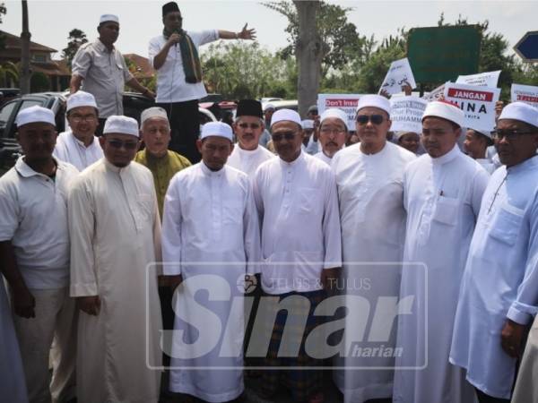 Sebahagian NGO, pemimpin politik hadir pada perhimpunan bantah penghinaan terhadap nabi Muhammad di lamam tempat letak kereta Masjid Jamek Sultan Hishamuddin, Pekan Sabak, di sini, petang tadi.