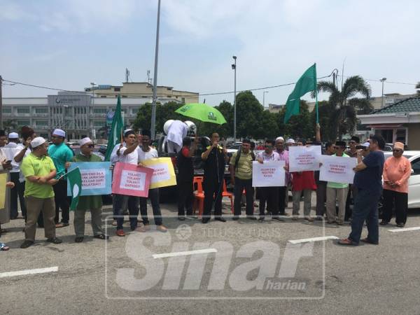 Lebih 100 orang menyertai perhimpunan aman bagi mendesak tindakan diambil terhadap Menteri Kewangan, Lim Guan Eng selepas solat Jumaat di pekarangan Masjid Al-Azim, Bukit Palah, hari ini.