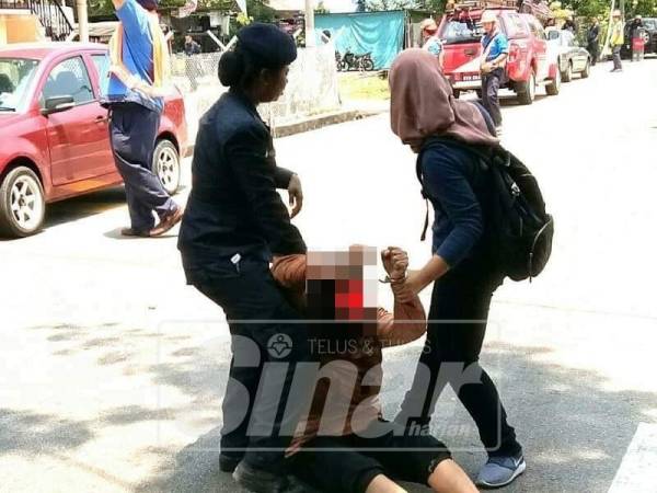 Gambar wanita yang ditahan polis ini tular di laman sosial dan memberi persepsi negatif kepada polis.