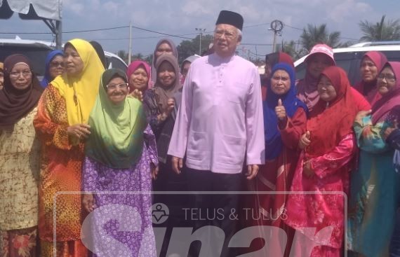 Najib ketika diserbu orang ramai yang tidak melepaskan peluang bergambar kenangan sempena majlis tersebut di Sungai Koyan hari ini.