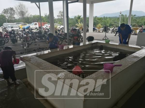 Penduduk terpaksa menggunakan air keruh untuk mengambil wuduk ketika tinjauan Sinar Harian di Masjid Felda Chini Timur 3 di sini, hari ini.