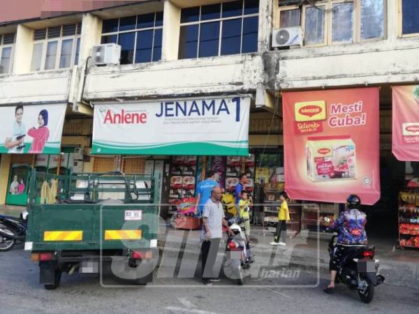 Suspek ditangkap ketika berlegar-legar di hadapan pasar raya ini petang tadi.