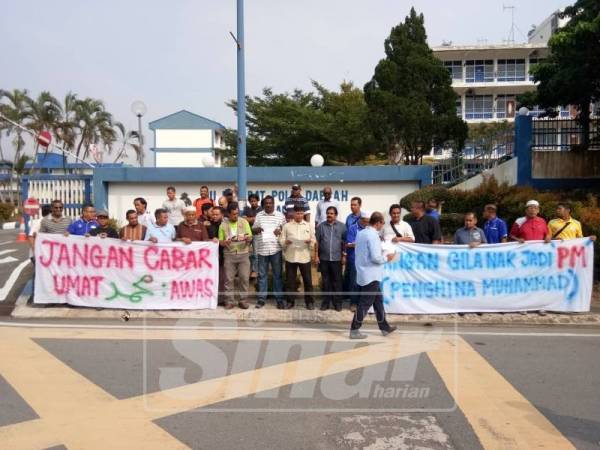 Antara wakil gabungan Pas, UMNO, MIC, DHPP dan beberapa NGO di daerah ini tampil membuat laporan polis terhadap Guan Eng.
