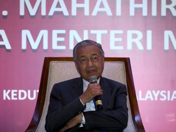 Perdana Menteri Tun Dr Mahathir Mohamad ketika sesi soal jawab bersama rakyat Malaysia pada majlis perjumpaan bersama rakyat Malaysia di Filipina hari ini. Foto: Bernama