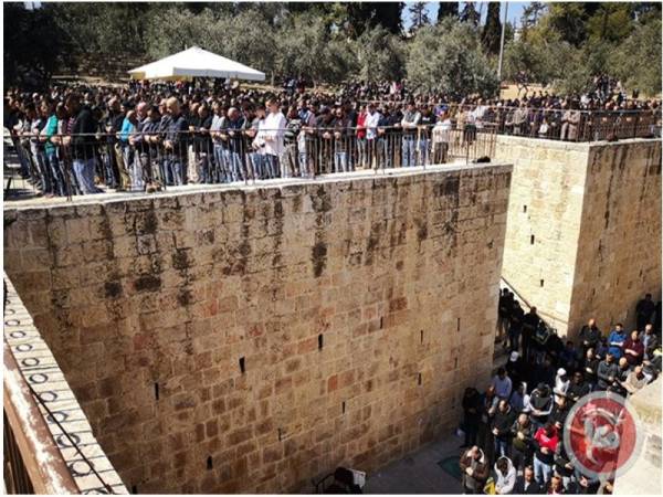 Umat Islam menunaikan solat Jumaat di luar pekarangan Al-Aqsa, semalam