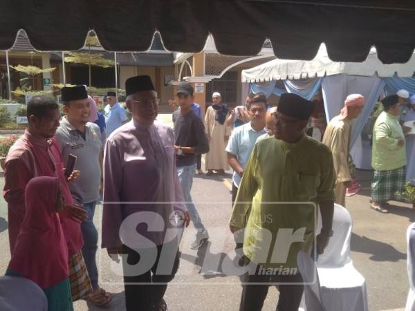 Wan Rosdy (Kanan) dan bekas Perdana Menteri, Datuk Seri Najib Tun Razak selepas menunaikan solat Jumaat di Masjid Sultan Abu Bakar,Sungai Koyan, hari ini.