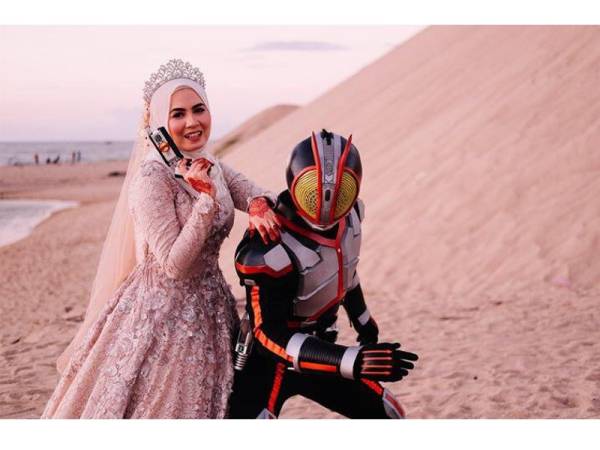 Alif Hakim memakai kostum Kamen Rider Faiz.