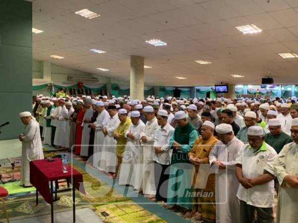 Tuan Ibrahim mengimamkan solat hajat di Pusat Tarbiah Islamiah di sini, malam tadi.