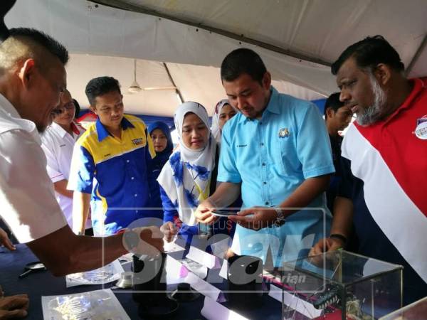 Dr Sahruddin (dua, kanan) meninjau pameran berkaitan denggi di aprogram Gotong-Royong Mega Perangi Aedes 1.0 Peringkat Negeri Johor di Taman Kota Masai, hari ini.