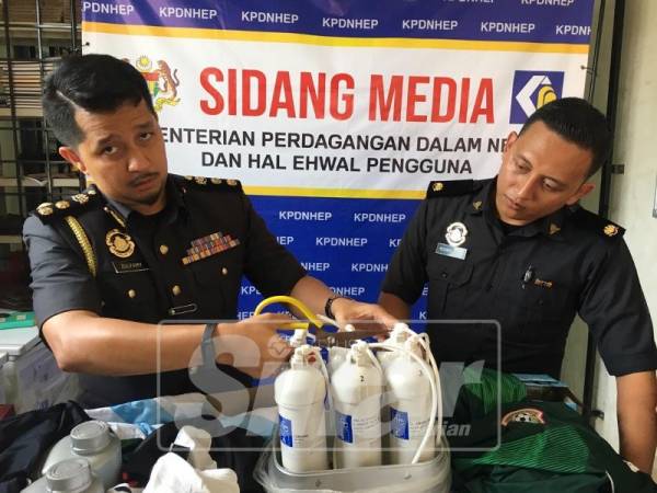 Zulfamy (kiri) menunjukkan antara barangan rampasan yang dilupuskan.