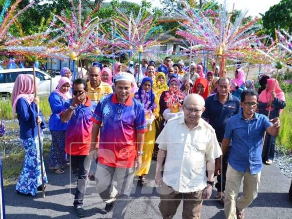 Tengku Razaleigh disambut meriah ketika tiba di program di RKT Kesedar Lebir.