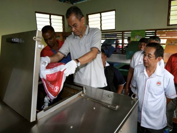 Menteri Kesihatan Datuk Seri Dr Dzulkefly Ahmad (dua, kiri) mencuba peralatan kompos sempena Program Perangi Aedes Peringkat Kebangsaan di Projek Perumahan Rakyat Setia Alam hari ini. Turut serta Ketua Setiausaha Kementerian Kesihatan Datuk Seri Dr Chen Chaw Min (kanan). - Foto Bernama
